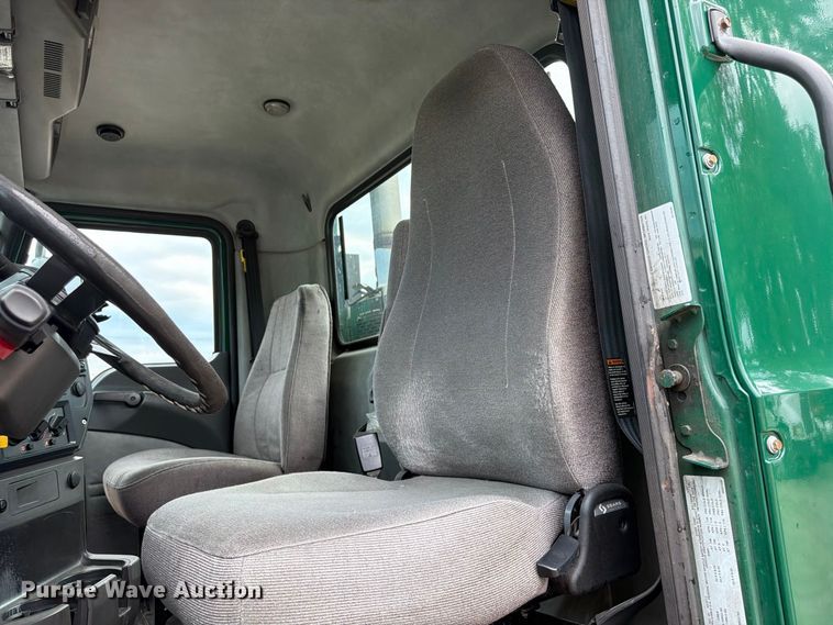 image for item FP4056 2016 Mack CXU semi truck