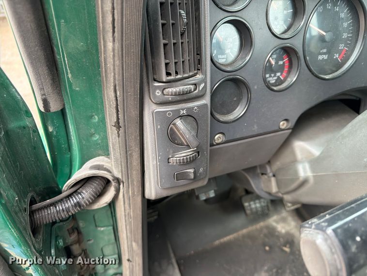 image for item FP4056 2016 Mack CXU semi truck