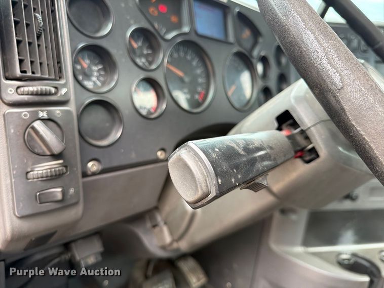 image for item FP4056 2016 Mack CXU semi truck