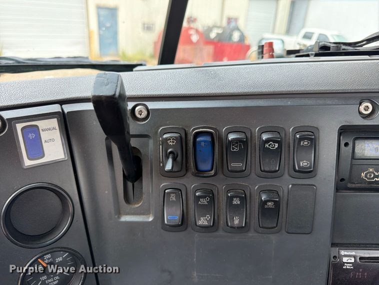 image for item FP4056 2016 Mack CXU semi truck