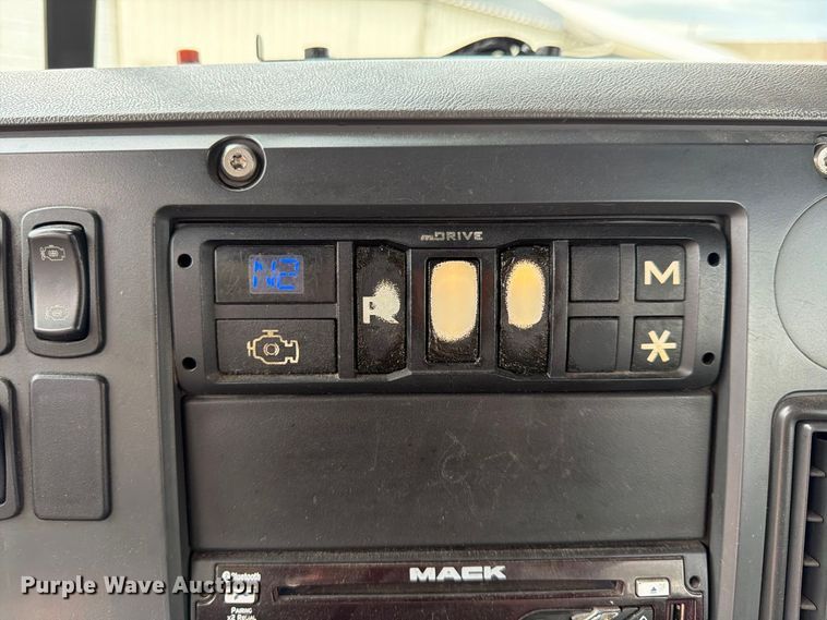 image for item FP4056 2016 Mack CXU semi truck