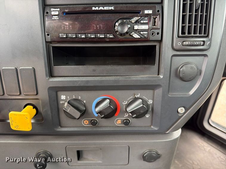 image for item FP4056 2016 Mack CXU semi truck