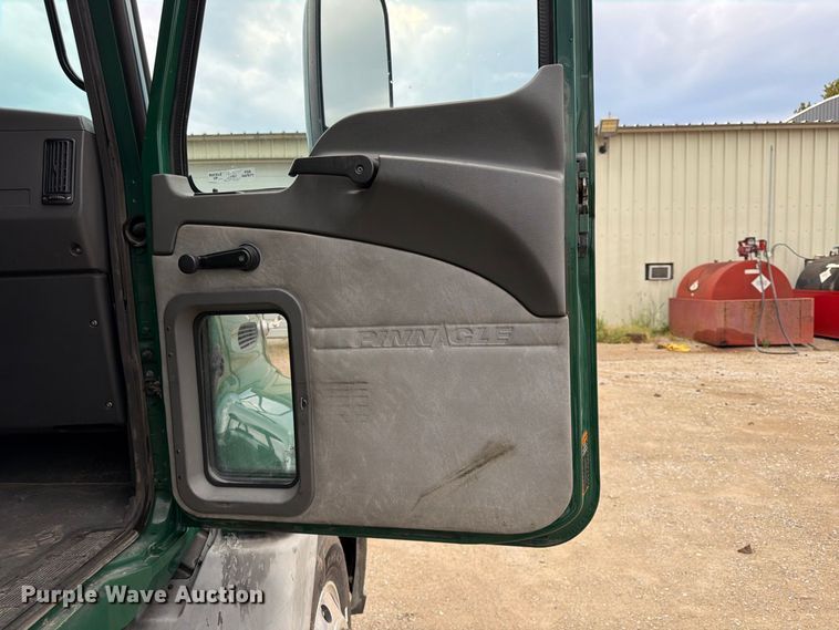 image for item FP4056 2016 Mack CXU semi truck
