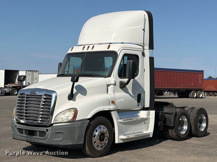 image for item FT6282 2015 Freightliner Cascadia 125 semi truck