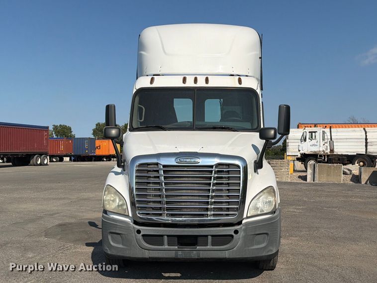 image for item FT6282 2015 Freightliner Cascadia 125 semi truck