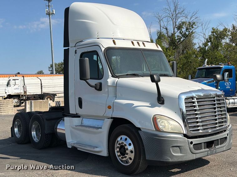 image for item FT6282 2015 Freightliner Cascadia 125 semi truck