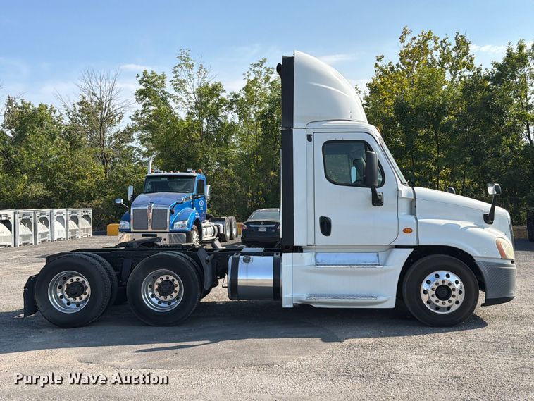 image for item FT6282 2015 Freightliner Cascadia 125 semi truck