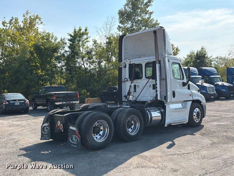 image for item FT6282 2015 Freightliner Cascadia 125 semi truck