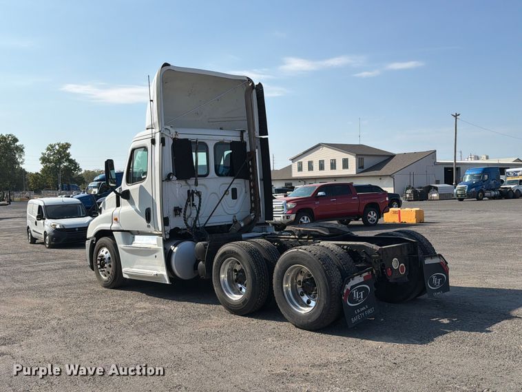 image for item FT6282 2015 Freightliner Cascadia 125 semi truck