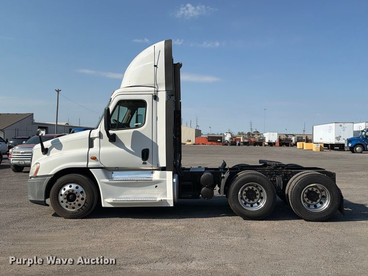 image for item FT6282 2015 Freightliner Cascadia 125 semi truck