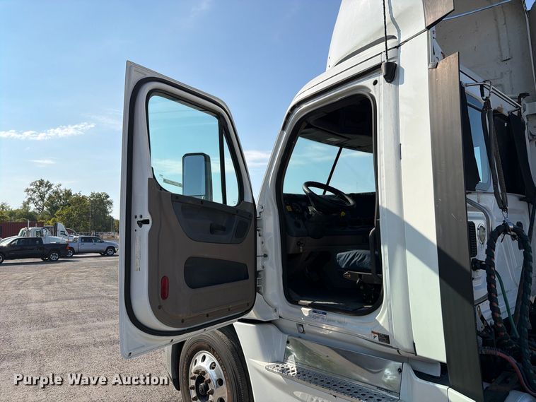 image for item FT6282 2015 Freightliner Cascadia 125 semi truck
