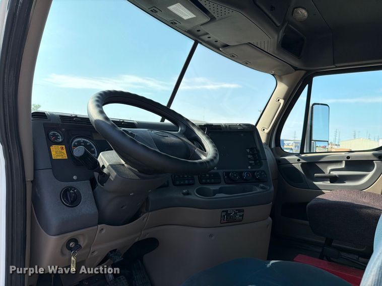 image for item FT6282 2015 Freightliner Cascadia 125 semi truck
