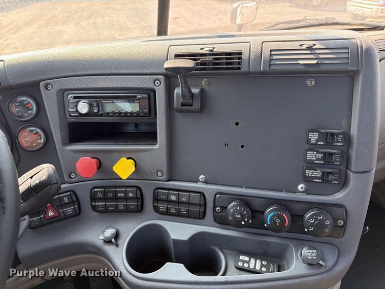 image for item FT6282 2015 Freightliner Cascadia 125 semi truck