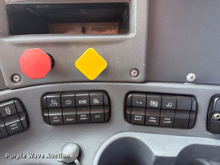 image for item FT6282 2015 Freightliner Cascadia 125 semi truck