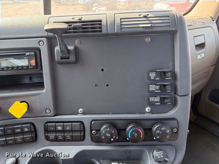 image for item FT6282 2015 Freightliner Cascadia 125 semi truck