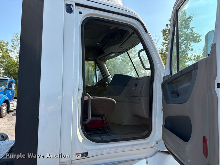 image for item FT6282 2015 Freightliner Cascadia 125 semi truck