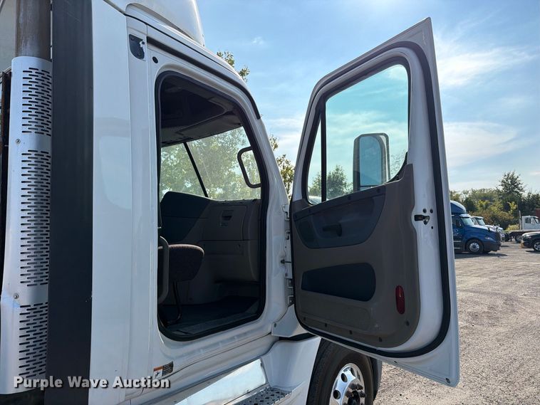 image for item FT6282 2015 Freightliner Cascadia 125 semi truck