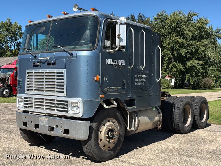 image for item FT6724 1993 International 9600 semi truck