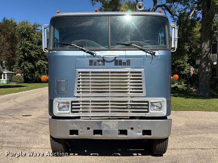 image for item FT6724 1993 International 9600 semi truck
