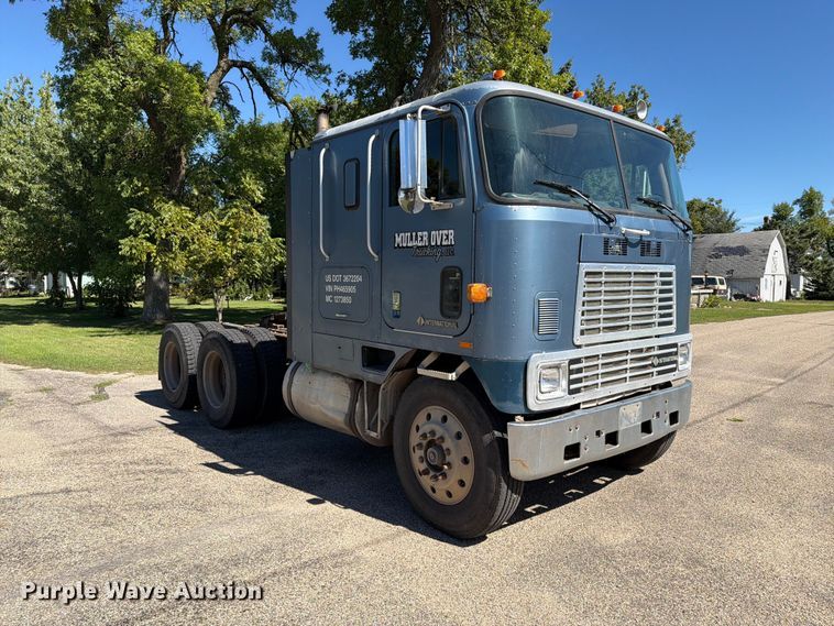 image for item FT6724 1993 International 9600 semi truck