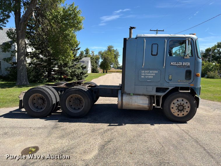 image for item FT6724 1993 International 9600 semi truck