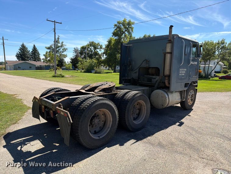 image for item FT6724 1993 International 9600 semi truck