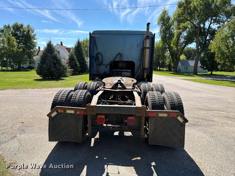 image for item FT6724 1993 International 9600 semi truck