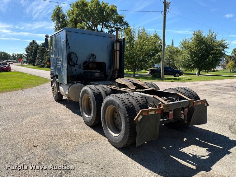 image for item FT6724 1993 International 9600 semi truck