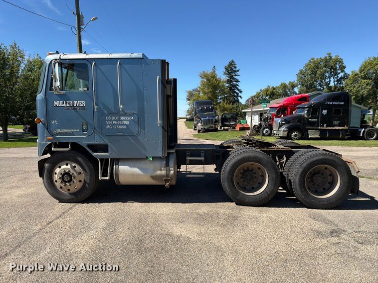 image for item FT6724 1993 International 9600 semi truck