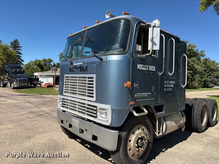 image for item FT6724 1993 International 9600 semi truck
