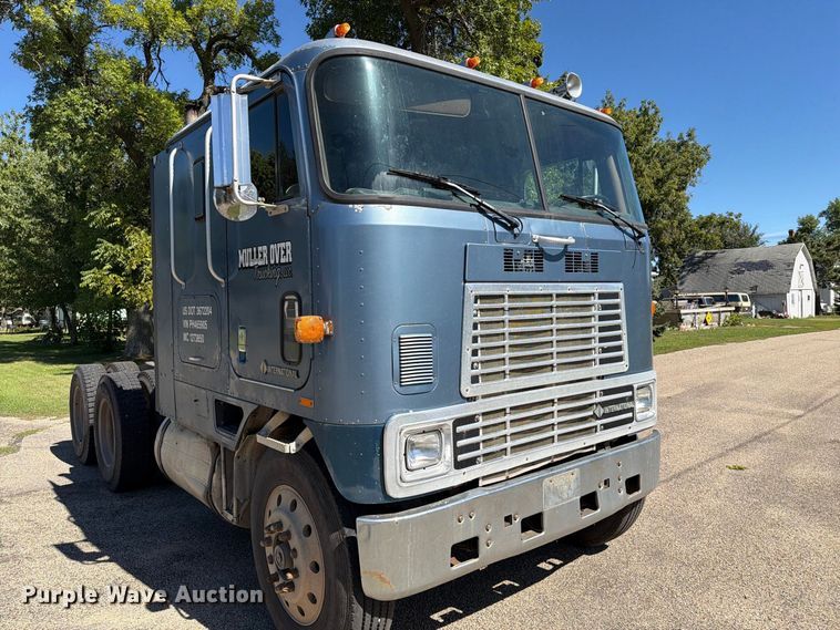 image for item FT6724 1993 International 9600 semi truck