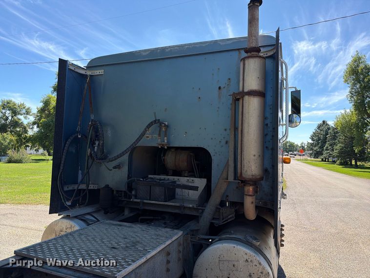 image for item FT6724 1993 International 9600 semi truck