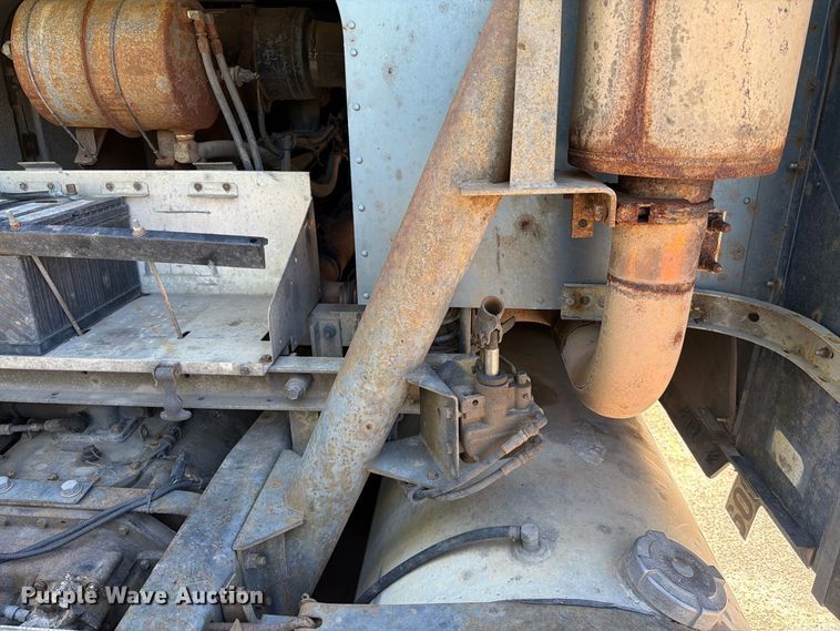 image for item FT6724 1993 International 9600 semi truck