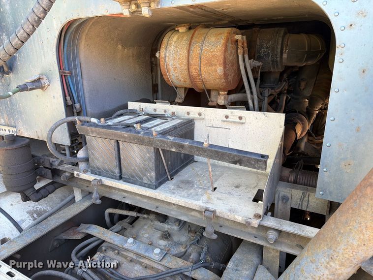 image for item FT6724 1993 International 9600 semi truck