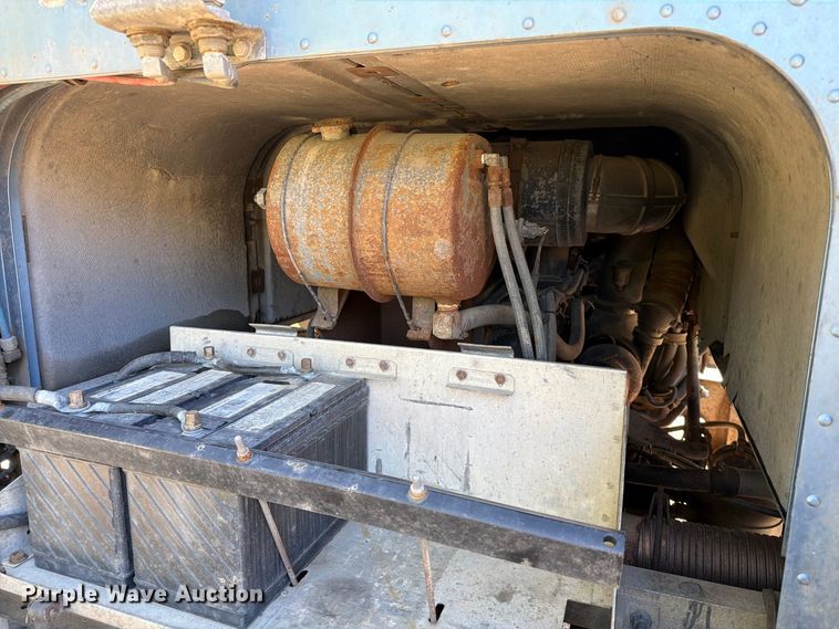 image for item FT6724 1993 International 9600 semi truck