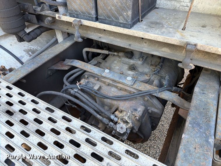 image for item FT6724 1993 International 9600 semi truck