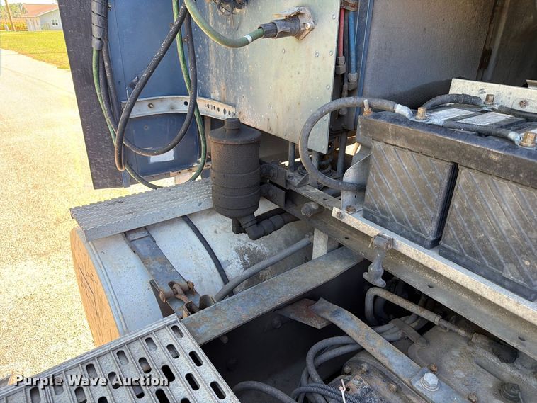 image for item FT6724 1993 International 9600 semi truck