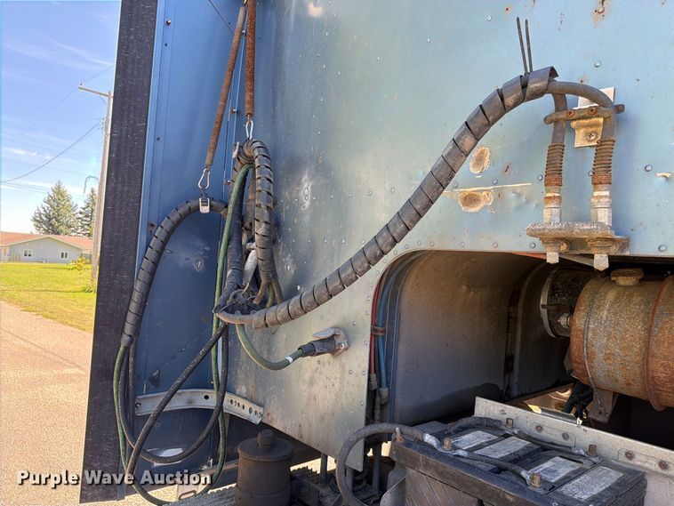 image for item FT6724 1993 International 9600 semi truck