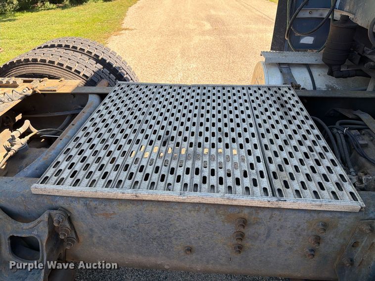 image for item FT6724 1993 International 9600 semi truck