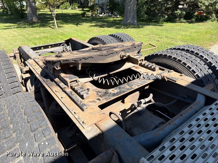 image for item FT6724 1993 International 9600 semi truck