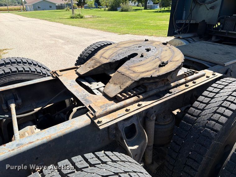 image for item FT6724 1993 International 9600 semi truck