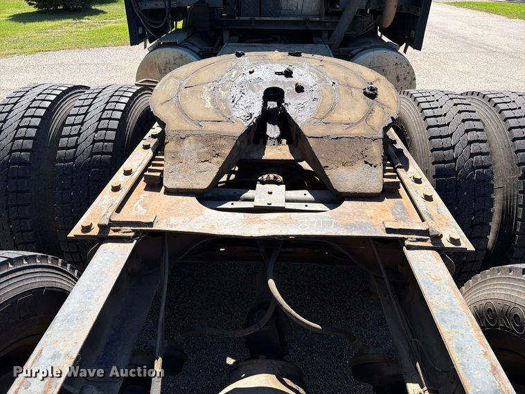 image for item FT6724 1993 International 9600 semi truck