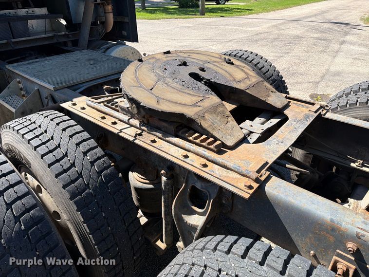 image for item FT6724 1993 International 9600 semi truck