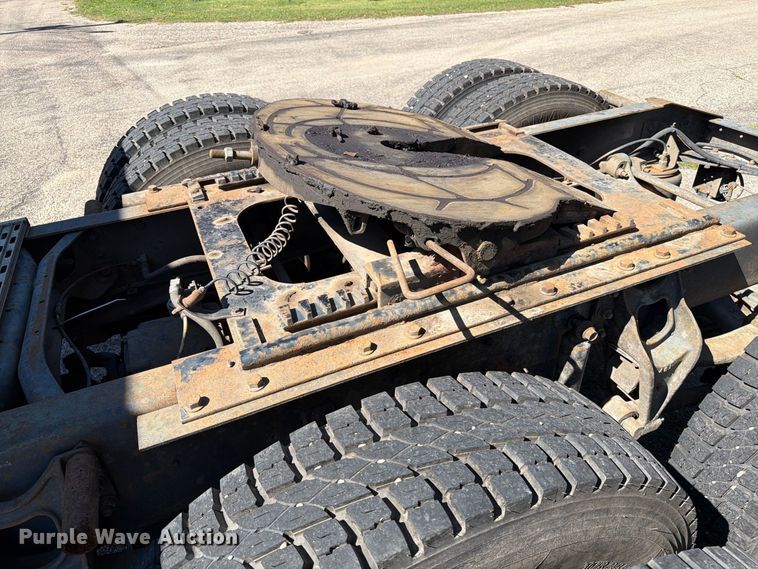 image for item FT6724 1993 International 9600 semi truck