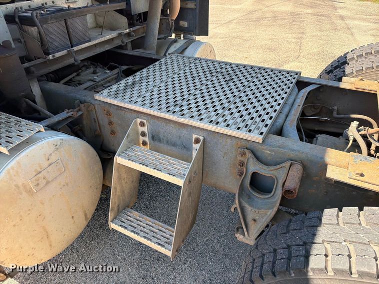 image for item FT6724 1993 International 9600 semi truck