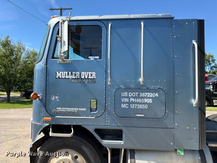 image for item FT6724 1993 International 9600 semi truck