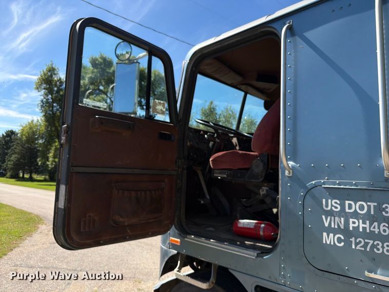 image for item FT6724 1993 International 9600 semi truck