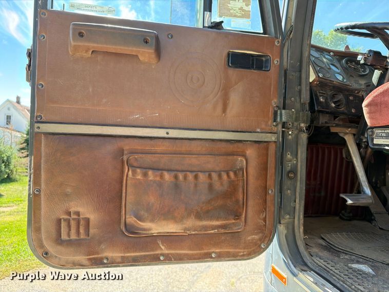 image for item FT6724 1993 International 9600 semi truck
