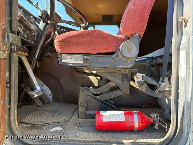 image for item FT6724 1993 International 9600 semi truck