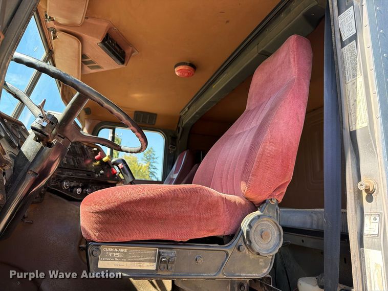 image for item FT6724 1993 International 9600 semi truck